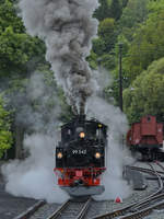 Die Dampflokomotive 99 542 bei der Abfahrt vom Bahnhof Schmalzgrube.