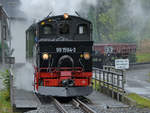 Die Dampflokomotive 99 1594-3 kurz vor der Ankunft am Bahnhof Schmalzgrube.