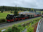Die Dampflokomotiven 99 1594-3 und 99 542 ziehen gemeinsam einen Güterzug in Richtung Schlössel.