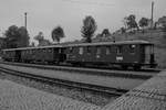 Ein paar Personenwagen standen Ende September 2020 vor der Fahrzeughalle der Preßnitztalbahn in Jöhstadt.