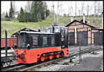 Sonntagsruhe am 16.4.2023 in Jöhstadt. Einzig die kleine Diesellok 199009-2 der Pressnitztalbahn stand fotogen im Vorfeld des Lokschuppen.  