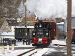Einfahrt 99 15 90-1 in den Bahnhof Steinbach bei Jöhstadt am 15. Februar 2025.