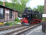 Pfingstdampf auf der Prenitztalbahn: 99 1715-4 hat ihren Zug in die Fahrzeughalle geschoben und fhrt gerade in den Lbf Jhstadt ein, 03.Juni 2006.