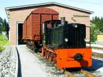 Schmalspurdiesellok 199 007, Typ NS 4 im Sommer 2007 vor der Fahrzeughalle der Pressnitztalbahn in Jhstadt.