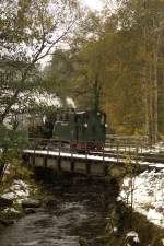 Die s�chsische IK No 54 passiert am 17.10.09 die Br�cke kurz vor dem Bahnhof Schmalzgrube.
