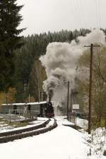 Die s�chsische IK No 54 verl�sst am 17.10.09 mit viel Dampf dem Bahnhof Schmalzgrube.