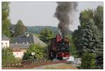 Fotoeinfahrt aus Richtung Wolkenstein in den Bahnhof Steinbach mit 99 590 vor einem Rollwagenzug, aufgenommen am 25.06.2010.