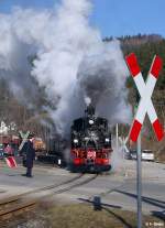 99 1590-1 mit Personenzug nach Jhstadt, Prenitztalbahn, Spurweite 750 mm, fotografiert bei Ausfahrt Bhf.