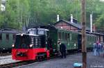 Prenitztalbahn 199 009-2 stellt Personenzug am Lokschuppen in Jhstadt bereit, fotografiert am 10.05.2003 --> Die Diesellok mit 750 mm Spurweite wurde 1964 vom VEB Lokomotivbau  Karl Marx  Babelsberg