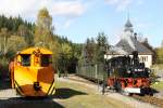 99 568 am 03.10.2012 im Bahnhof Schlssel.