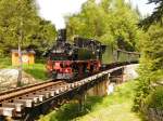 99 1568 war am 26.Mai 2012 mit ihrem Personenzug bei Schlssel auf dem Weg nach Jhstadt.