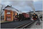 99 1568 mit einem Foto GmP neben 99 1715, welche an diesem Tag die Planzüge auf der Preßtnitztalbahn bespannte, am 15.2.2014 in Steinbach bei Jöhstadt.