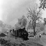 22.10.1982, Schmalspurbahn Wolkenstein - Jöhstadt, Planbetrieb. Am Haltepunkt Schlössl. Der Text des Schildes lautet:  Kohlelagerplatz Parken auf eigene Gefahr! VEB Möbelstoff- und Plüschwerke Jöhstadt  