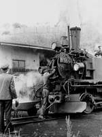 22.10.1983, Schmalspurbahn Wolkenstein - Jöhstadt.  Auch das gehört zur Bahnromantik: Überwacht hier vor dem Lokschuppen in Jöhstadt ein Ausbilder einen jungen Nachwuchsheizer beim Ausschlacken?