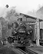 22.10.1982: Vor dem Lokschuppen in Wolkenstein, am Ausgangspunkt der Schmalspurbahn nach Jöhstadt, wird Lok 99 1561 vor der Bergfahrt kontrolliert.
