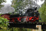 Die Dampflokomotive 99 542 zieht einen Güterzug in Richtung Schmalzgrube, abgelichtet Ende September 2020 auf der Brücke in Schlössel.