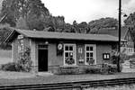 Das kleine Empfangsgebäude am Bahnhof Schmalzgrube.