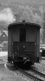 Bei diesem Schmuddelwetter kann das Anheizen des Gepäckwagens mit Dienstabteil KD4 (974-378) sicher nicht schaden.