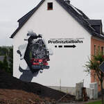 Gemälde an einer Hauswand zeigt IV K -Lok 99 1590-1 als Wegweiser zur Preßnitztalbahn; Jöhstadt, 04.08.2021  