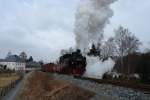 Extra fr die Fotofreunde haben die Jhstdter den Mittags-Gterzug in die Bahnhofseinfahrt Steinbach aus Richtung Wolkenstein geschoben, um anschlieend eine gut gelungene Scheinanfahrt mit 99 1715 durchzufhren. Bei diesem Ereignis entstand diese Aufnahme. Ob jemals die Strecke noch weiter Richtung Wolkenstein aufgebaut wird? Lassen wir uns berraschen. (16.02.08)