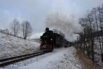 Nach kurzen, aber starken Schneeflockentreiben, das wenige Minuten vor dieser Aufnahme endete, dampfte die 99 1715 diesmal mit einem Personenzug durch das winterliche Prenitztal kurz vor dem Endbahnhof Jhstadt. (16.02.08)