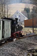 99 1568-7 ist am 10.04.09 mit ihren Zug kurz vor Jhstadt unterwegs.