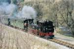 Vor 10 Jahren am 03.04.1999 entstand diese Aufnahme. 99 1568-7 ist mit ihrem Personenzug von Jhstadt kurz vor Einfahrt in Schmalzgrube.