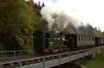 Die schsische IK No 54 ist am 10.10.09 zwischen Schmalzgrube und Steinbach unterwegs.