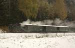 Frau Holle hatte zu den Herbstdampftagen der Prenitztalbahn wohl grad ihre Betten ausgeschttelt und der IK No 54 den ersten Schnee beschert. Hier ist der Zug am 17.10.09 im Schneetreiben zwischen Schmalzgrube und Steinbach unterwegs.