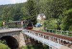 Zu einer Begegnung zwischen Schienen- und Straenoldtimer kam es am 26.06.2010 an der Einfahrt zum Bahnhof Schmalzgrube.