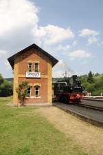 99 542 ergnzt am 10.07.2010 im Bahnhof Steinbach ihr Wasservorrte.
