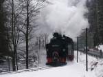 Lok 99 1715-4 vor Zug 23 Ri Jhstadt zwischen Hp Stolln und Hp Forellenof am 3.12.2005 (Nikolausfahrt) 