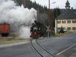 99 1568-7 verlsst am 03.12.2011 den Bahnhof Schlssel in Richtung Jhstadt