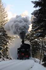 99 1590-1 hat am Morgen des 11.02.2012 den Haltepunkt Stollen fast erreicht.