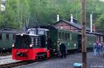 Prenitztalbahn 199 009-2 stellt Personenzug am Lokschuppen in Jhstadt bereit, fotografiert am 10.05.2003 --> Die Diesellok mit 750 mm Spurweite wurde 1964 vom VEB Lokomotivbau  Karl Marx  Babelsberg