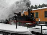 99 1590-1 bei Eis und Schnee, in voller Fahrt auf Hhe der Fahrzeughalle in Schlssel am 11.12.2010.