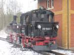 Winterdampf 2014 auf der Preßnitztalbahn! Im Preßnitztal (Erzgebirge)dampft es im Februar an jedem Wochenende.
Als ich an ankomme,steht 99 1568-7 bereits am Nostalgischen Wasserhaus und ergänzt ihre Wasservorräte für die bevorstehende Bergfahrt.