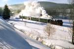 Schmalspurwinter im Pressnitztal: Der Zug mit 99 1568 dampft in den Strahlen der Morgensonne talwrts.