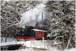 99.1542 fährt nahe Schlössel durch das tief verschneiter Schwarzwassertal. - 15.1.2017