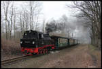 994802-7 ist hier am Ortsrand von Binz am 27.02.2017 m it dem P 109 nach Göhren unterwegs.