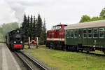 Der RASENDE ROLAND fährt mit der Lok 99 4632 an den Bahnsteig in Putbus und an einen Press DR Traditionszug vorbei.