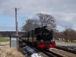 Am Karfreitag 2018 rollt 99 4802 der RÜBB durch den Betriebsbahnhof Posewald dem Fahrtziel Putbus entgegen.