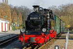 Der Rasende Roland mit der Lok 99 4801 und nur zwei Reisezugwagen ausfahrend in Göhren.