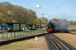 Der Rasende Roland der RüBB dampft mit der Lok 99 4632 an Reisezugwagen in Putbus vorbei, die derzeit noch abgestellt sind und hoffentlich bald wieder zum Einsatz kommen, denn mittlerweile werden