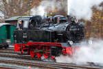 Lok 99 4801 eilt nach der Aufnahme von Betriebsstoffen in Putbus an die Personenwagen des „Rasenden Roland“.