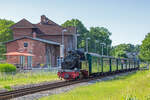 Der Rasende Roland mit seinen Lok’s der BR 99 und 251 im Haltepunkt Lauterbach Höhe des ehm. Bahnhofsgebäudes. - 18.06.2022