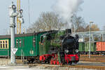 Mh 53 Lok 99 4633 mit dem Rasenden Roland ausfahrend in Putbus  vorbei am dortigen Wasserkran zum Endhaltepunkt der Strecke. - 10.04.2023

