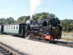 Lok 994632 verlt im September 2004 mit dem Zug den Bahnhof Putbus 