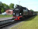 99 4011 wartet vor der Abfahrt nach Lauterbach Mole,am 26.Mai 2010,mit P 106 Ghren-Lauterbach Mole,in Putbus noch auf 251 901 die am Schlu mit angehngt wird.