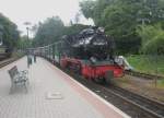 Hier 99 8402-7 mit einem Personenzug nach Lauterbach Mole, bei der Einfahrt am 19.6.2010 in Binz LB.